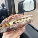 ホームベーカリー コビヤマ - 料理写真:自家製レーズンバターサンド　320円