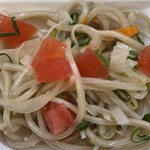 ゆういんぐ四万十 - そば、トマト、ネギ、大根のサラダ