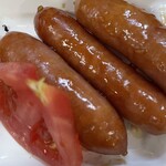 ゆういんぐ四万十 - あらびきウインナーと新鮮なトマト