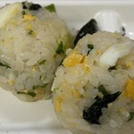 ゆういんぐ四万十 - 卵とネギとほうれん草のおにぎり