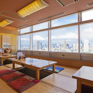 You can see a panoramic view of Osaka city! Completely private rooms are also available.