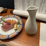 suiren - 巻物メニューと鮮度の高そうなお刺身　ステキなデザインの徳利！　箸が・・・酔ったせいかキレイに撮れない！汗