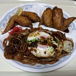 マルス - 料理写真:焼きそば、手羽先唐揚げ