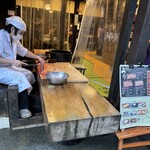 川豊 本店 - 店先で鰻を捌く光景