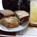 メリーイングランド - サンドイッチ(ハムチーズ)とアップルジュース