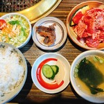 みや - 国産黒毛和牛切り落とし定食ご飯大
サラダご飯スープ漬物
ご飯大中小から選択可能
