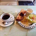 じじばば - ●ホットコーヒー（モーニングサービス付き）400円

を注文してみた

このときに
■トーストは
バター、小倉、ジャム、シナモン、ピーナッツバター
から選択出来ます