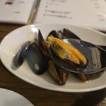 キッチン ブルー グローブ - まずはムール貝、ガリバタが美味いね