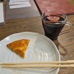キッチン ブルー グローブ - 食べてばかりで、ホットワインが減りません