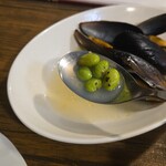 キッチン ブルー グローブ - むき枝豆は、スープへ浸して