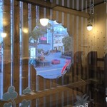 キッチン ブルー グローブ - 窓側、まだ日は落ちていません