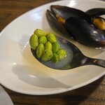 キッチン ブルー グローブ - 再び、むき枝豆を浸して