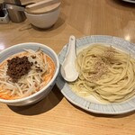 希須林 - ▪️担々つけ麺(太麺300g)¥1.150→¥1.200
      　※辛さ3段階からセレクト(中辛)
      　※ご飯無料(お代わりも無料)
      　※土日限定から土曜限定へ(日曜は定休日へ)
      　※野菜多め可能