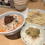 希須林 - ▪️担々つけ麺(太麺300g)¥1.150→¥1.200
      　※辛さ3段階からセレクト(中辛)
      　※ご飯無料(お代わりも無料)
      　※土日限定から土曜限定へ(日曜は定休日へ)
      　※野菜多め可能