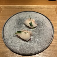 センティウ - 舌の温度で溶けてゆく豚さんの背脂の塩漬けが調味料。塩味と旨みが内之浦で捕れた新鮮な寒メジナに染み入りますꕤ.·*.