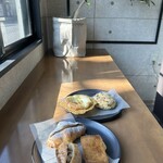 東雲パンベース - （下から３つ目）ピスタチオのクロワッサン、（1番上）チョコチップメロンパンで、外はカリカリ中はふわふわで期待を超えた美味しさです！（1番下）ラムレーズンパンで香りも豊かでハードパンの硬さがまた絶妙！