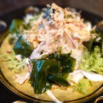 日本料理 市松茶寮 - 新玉葱と三陸ワカメサラダ税込990円頼んだけど、料理が次から次へと来たから頼まなくてもよかった（泣）