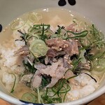 和食屋の惣菜えん - だし茶漬け＋肉うどん えん コレド日本橋店 急須に入った出汁を注いだ鯵のたたき 香味和え 小盛