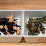 和食屋の惣菜えん - だし茶漬け＋肉うどん えん コレド日本橋店 だし茶漬けに付くヒジキ・大豆の煮物と高菜漬け