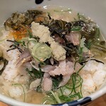 和食屋の惣菜えん - だし茶漬け＋肉うどん えん コレド日本橋店 だしを注いだ鯵のたたき 香味和え におろしわさびと七味唐辛子を加えて頂きます