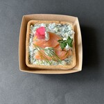 TART SQUARE - サーモンコンフィとほうれん草(736円)。美味しい