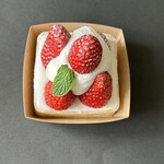 TART SQUARE - 苺ショート(982円)。大粒苺がジューシーで美味しい