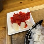 欧風ライスカレーKen's - 福神漬けとらっきょうです。