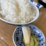 江ちゃんラーメン - ご飯と漬物が先に来たので早めに食します(^｡^)