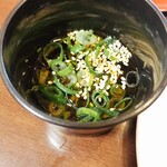 蕎麦 雅 - 薬味投入ゴマがアクセント