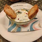 ル・クロ・モンマルトル - フロマージュブランとハーブのディップ ガーリックトースト添え