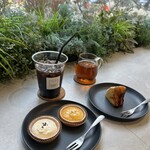 マールタルト - （右）バスクチーズケーキ（中央）冷蔵コーナーのレモンタルト（左）冷蔵コーナーのバニラタルト