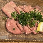 鳥光國 - 牛タン刺し