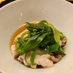 道人 - ⑬月の輪熊ロース&腿肉(秋田県産)、淀大根、九条葱のお鍋
      いつ狩った月の輪熊か聞き忘れましたが、上質な脂を蓄えており、濃厚ながらもクドさも臭みありません、上質な月の輪熊に大満足です