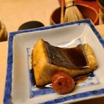 道人 - ⑮寒鰆(産地聞き忘れ)の梅煮
      産卵は春～初夏、旬は秋～冬
      前回と同じくトロ鰆(三重県産)かな？
      鰆の香りと程好い脂の旨み、丁寧な仕込みを感じる優しい火入で引き出されています