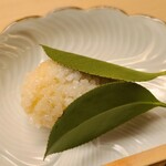 道人 - ⑲椿餅
      源氏物語にも登場する日本最古の和菓子
      道明寺粉《蒸した餅米を目の荒い石臼で摺り潰したもの》で粒餡を包み、椿の葉で上下を挟んであります
      優しい穏やかな甘さが嬉しい