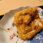 道人 - ⑪虎河豚(山口県下関産)唐揚げ
      体脂肪率5%程の虎河豚は唐揚げで少し油の旨みを補いつつカラッと熱々に揚げると絶妙な仕上がりに、お代わりが欲しくなります