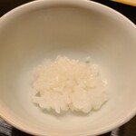 道人 - ⑭にえばな
      個人的に普通の「にえばな」って水分が多過ぎてそこまで好みではないのですが、道人さんの真鍮釜で炊いた白ご飯は「にえばな」から蒸らしが進む過程が各々楽しい