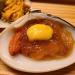 道人 - ③赤貝(大分県産)、土佐酢ジュレ掛け
      関東・東北の赤貝は独特な香りの強さと濃い旨みはある意味、正比例します
      瀬戸内海の赤貝の特徴は控えめな香りに対ししっかりした旨みで癖が少なくて食べ易い 