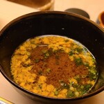 道人 - ⑰伊勢海老(兵庫県淡路島産)の赤だし
      赤だしに伊勢海老の海老味噌が金木犀の花の様に綺麗に咲いています
      細い繊維が綺麗に拡がり絶妙な火加減と扱いの丁寧さが見れますし、味わいも旨みが深く絶品