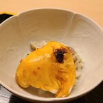 道人 - ⑧炭火焼き醤油滴し虎河豚白子(山口県下関産)、虎河豚の出汁で炊いた餅米の虎河豚(身と皮)の飯蒸し
      白子のモチモチとした薄皮、クリーミーなコク
      虎河豚炊き込みご飯とか美味し過ぎる 