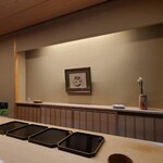 道人 - 店内装飾も華美さは無く、1輪の花差しの様な凛とした雰囲気があります
      そして女将さんの柔らかな応対に気持ちが癒される素敵なお店です 