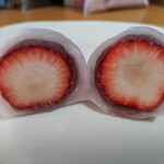 お菓子処　丸岡家 - いちご餅 断面
