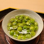 道人 - ⑫碓井豌豆(うすいえんどう)の葛引き
      微かに香りをまとった穏やかな青い甘み、シンプルに茹で、薄くとろみを付けたもの
      奇天烈さよりも素朴さをスッキリと楽しむ
      道人さんらしい沁々する一品