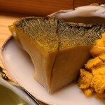 道人 - ①蒸し黒鮑(兵庫県淡路島産)
      産卵は秋～冬、旬は初夏～夏
      厚みのある切り付けだけどプルプルと軟らかい
      弾力を楽しむ位の蒸し具合、一口目に磯の香りが拡がり、噛む程に旨みと滋味が拡がります