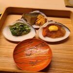 道人 - ①蒸し黒鮑(兵庫県淡路島産)
      ②紫雲丹(兵庫県淡路島由良産)
      ③赤貝(大分県産)、土佐酢ジュレ掛け
      ④菜の花のお浸し、胡麻酢和え