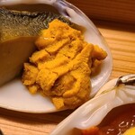 道人 - ②紫雲丹(兵庫県淡路島由良産)
      雲丹を舌の上に5秒保つと体温で雲丹が溶け、仄かな磯の香り、次に上品な甘みと旨み、最後に味わいの余韻、最後まで完璧
      余韻で鮮度や状態は誰でも分かるので是非試して欲しい 