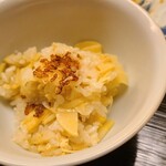 道人 - ⑯筍(京都府京都産)《初物》ご飯【お代わり、お焦げ入り】
      最初の写真より水分が抜け、お米にハリが表れお焦げとも相まって香ばしさと噛み応えが楽しめます、和食らしい春の香りをゆっくり堪能