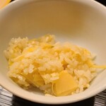 道人 - ⑯筍(京都府京都産)《初物》ご飯
      道人さんのご飯は水分を纏った炊き上がり、羽釜の余熱で徐々に火が入り、水分が抜けてお代わりする毎に変化する味わいもまた計算されているんですよね、筍の香りと甘みを堪能