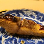 道人 - ⑩炭火焼き桜鱒(石川県能登産、2.7kg)《初物》
      皮のパリ感が芳ばしく、脂の旨みが美味しい♪
      鮭&鱒は焼くと硬くなりがち
      微かにしっとり感のある絶妙な焼き加減が素晴らしく、香りが抜群