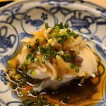 道人 - ⑨虎河豚(山口県下関産)のぶつ切り、裏漉し虎河豚白子(山口県下関産)掛け、虎河豚の鉄皮(山口県下関産)&刻み芽葱載せ
      浅い寝かせでコリコリ感があり旨みが深い
      裏漉し白子掛けは定番だけど特別な美味しさ 